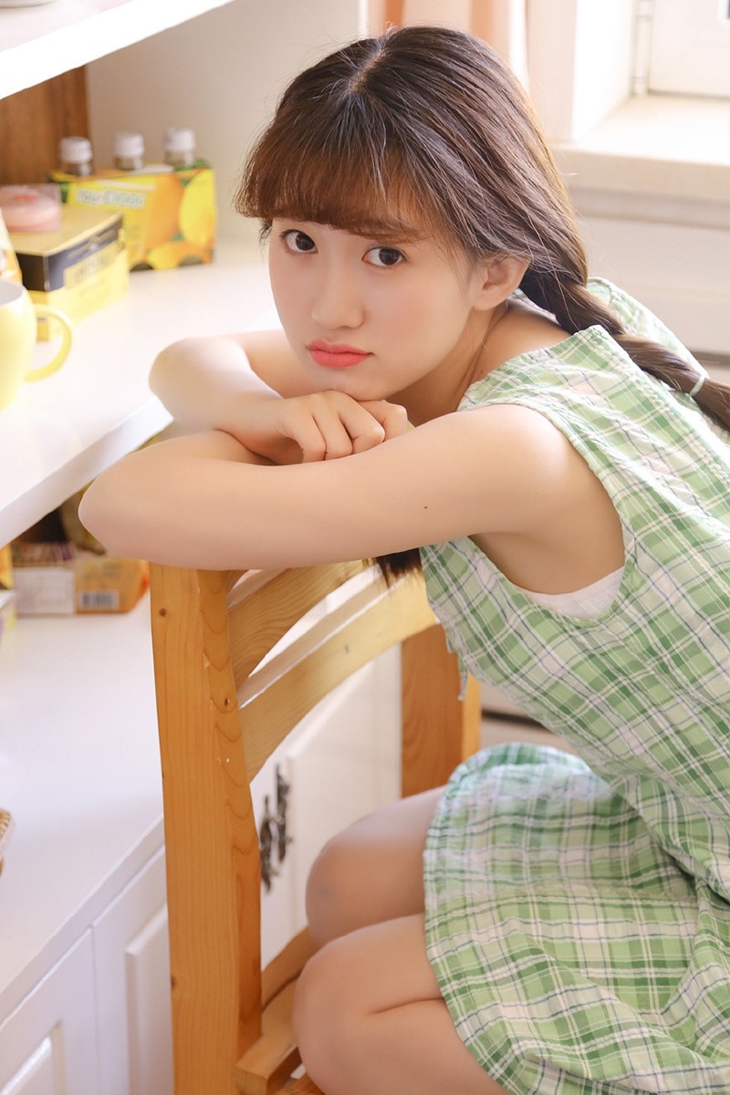 酒窝美女无袖连衣裙白色长筒袜露细长小腿胳膊肘图片