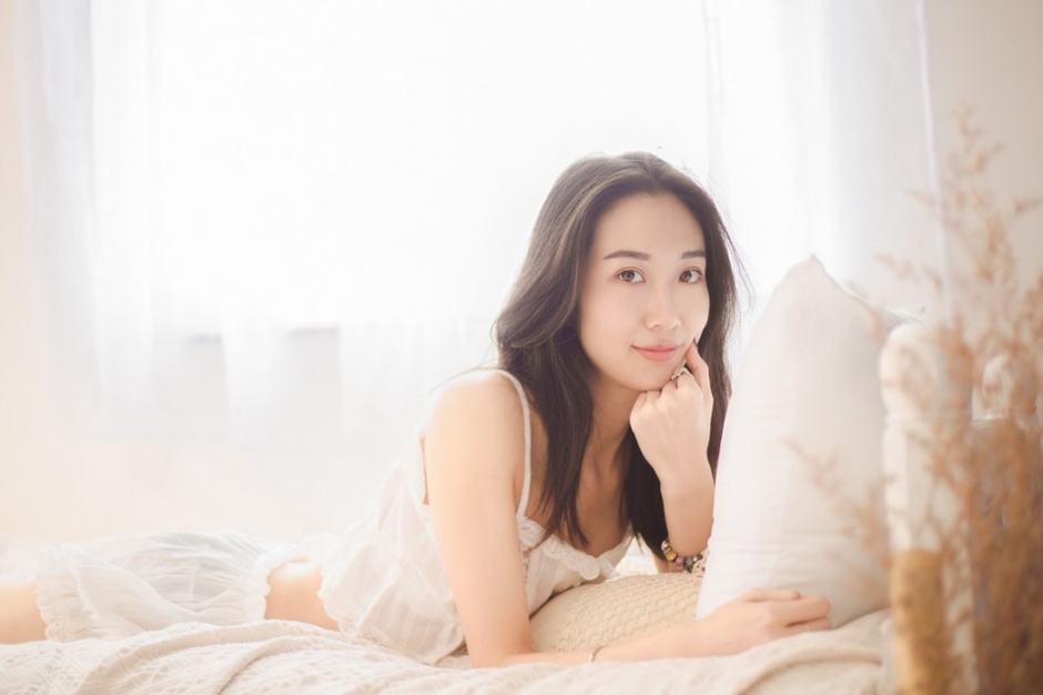 红色指甲油床上美女蕾丝睡衣露香肩美腿迷人笑容图片