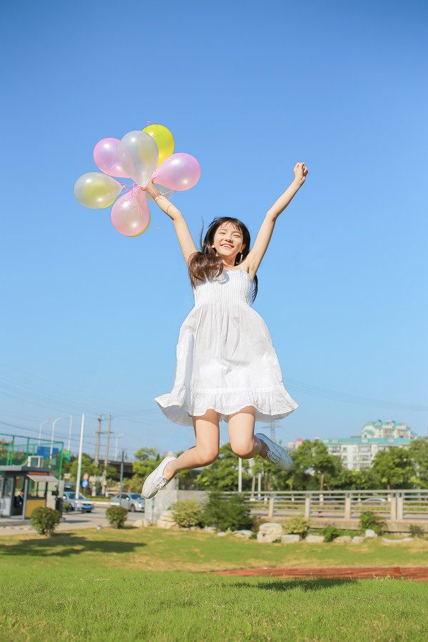 黑长直发小清新美少女肤白貌美气质恬静户外嬉戏写真图片