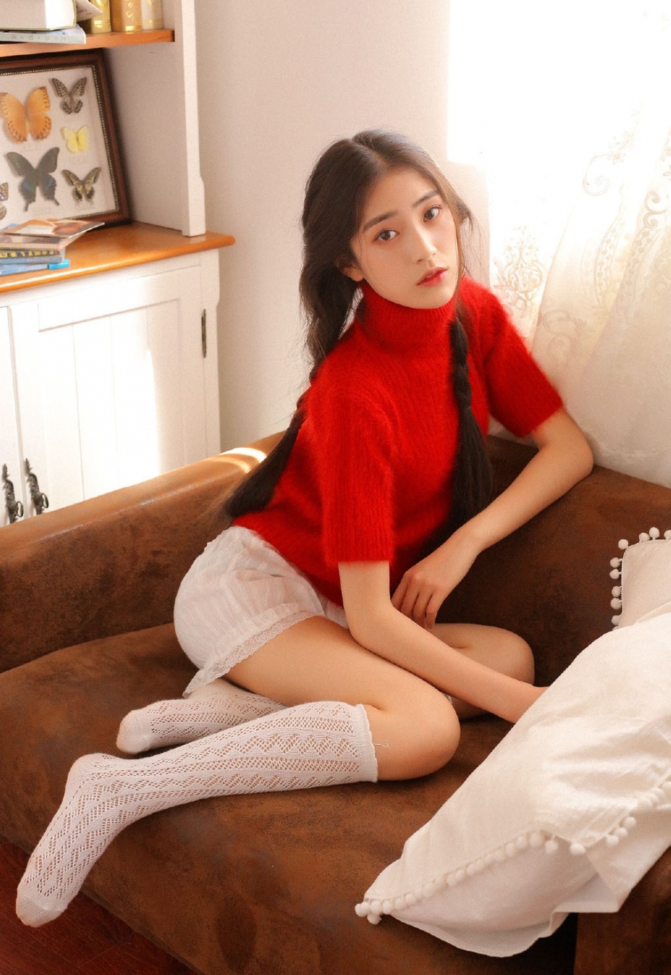 麻花辫美少女红色毛衣蕾丝短裤丝袜美腿居家写真图片