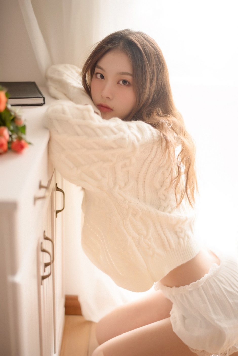 白净皮肤早安少女纯白毛衣超短裤脸颊泛红忧郁气质图片