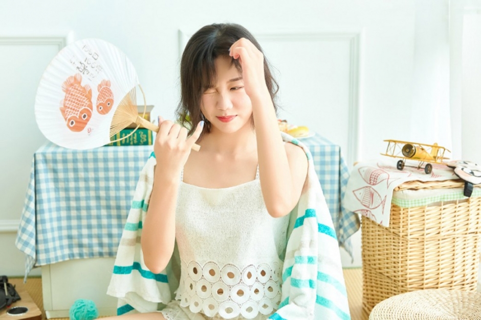 蓬松短发日系小美女五官端正吊带短裤挥手舞脚图片