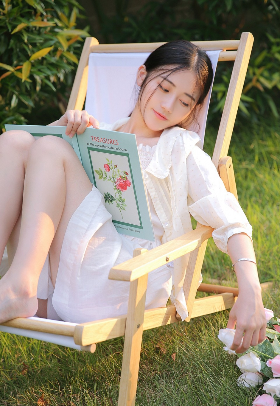 气质温柔小清新少女一袭白裙长发及腰漂亮侧颜户外写真