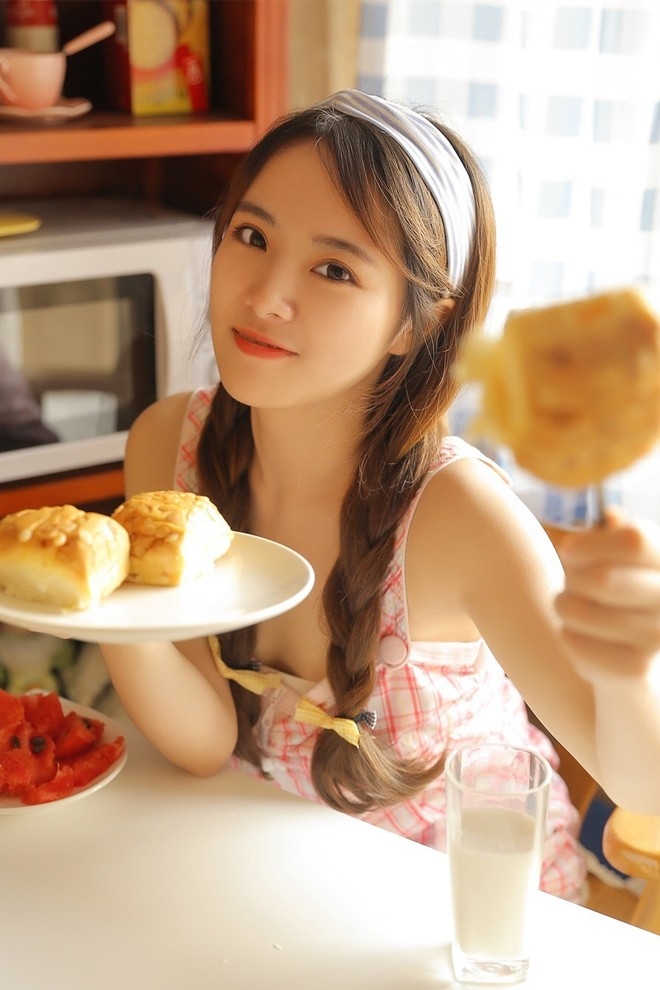 麻花辫少女森女系装扮挤眉弄眼表情搞怪居家作画图片