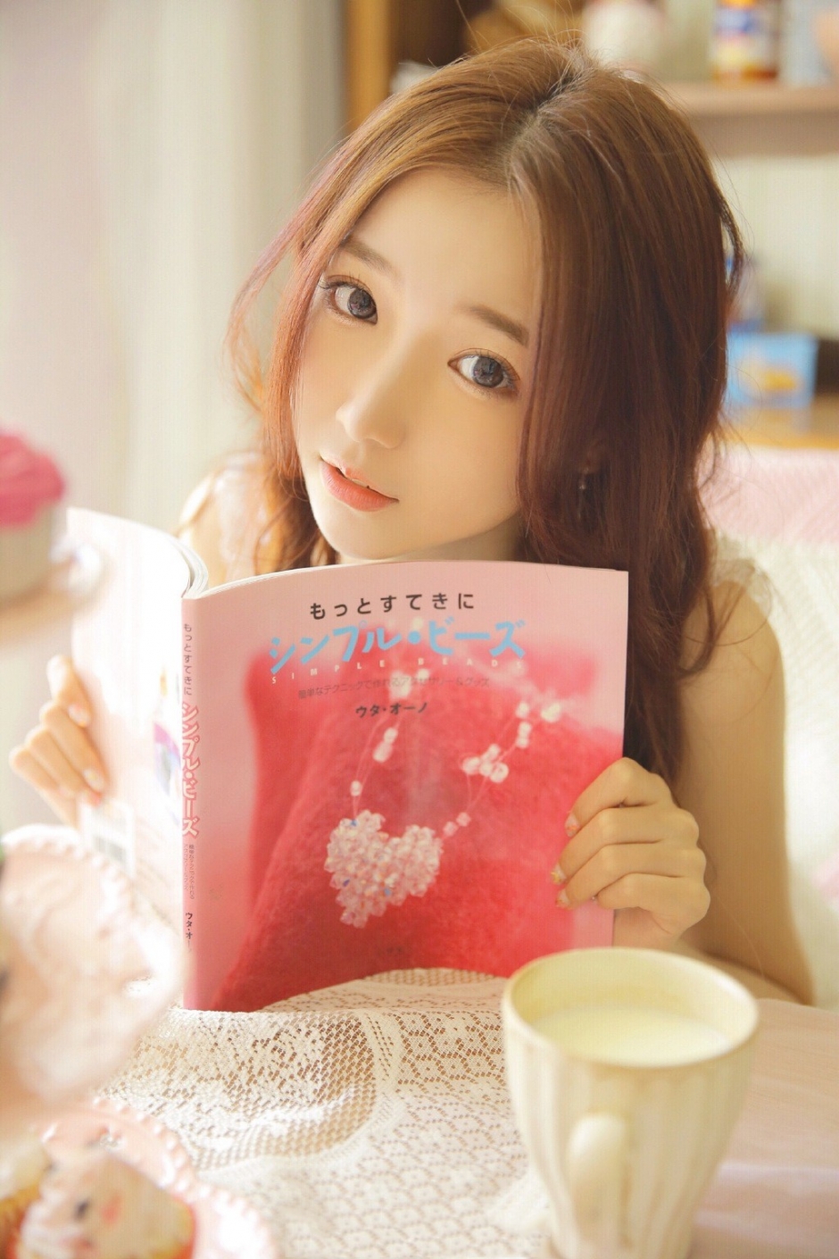 棕色长发美女吊带短裙皮肤白里透红眼眸清澈写真图片