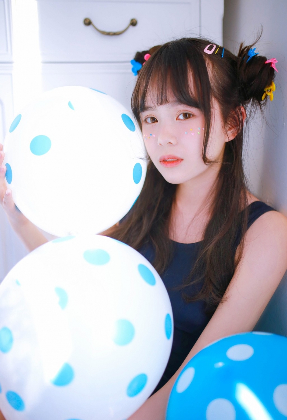 星光闪闪俏皮少女蓝色死水库连衣裙展现娇小玲珑身材图片