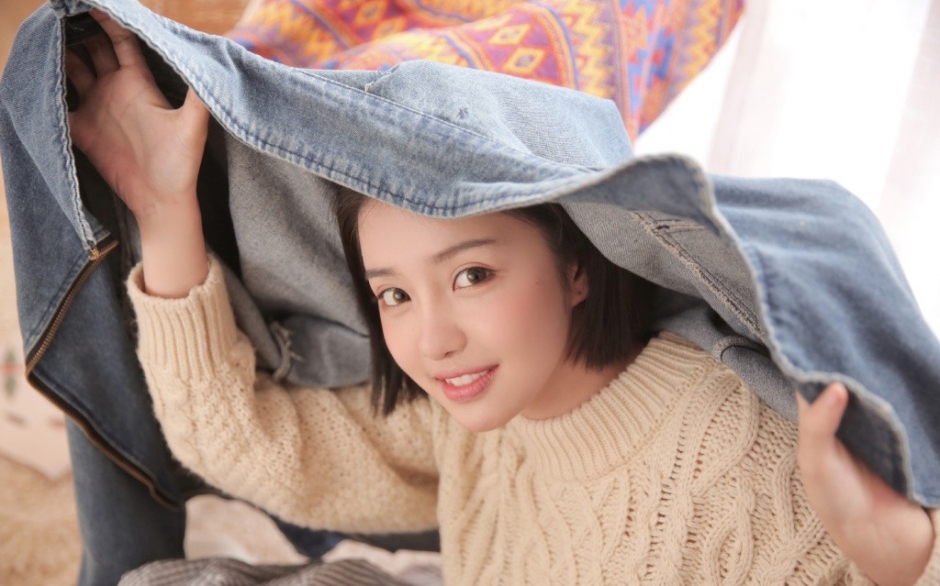 居家可爱苹果头美女毛衣牛仔裤水灵大眼表情丰富写真图片