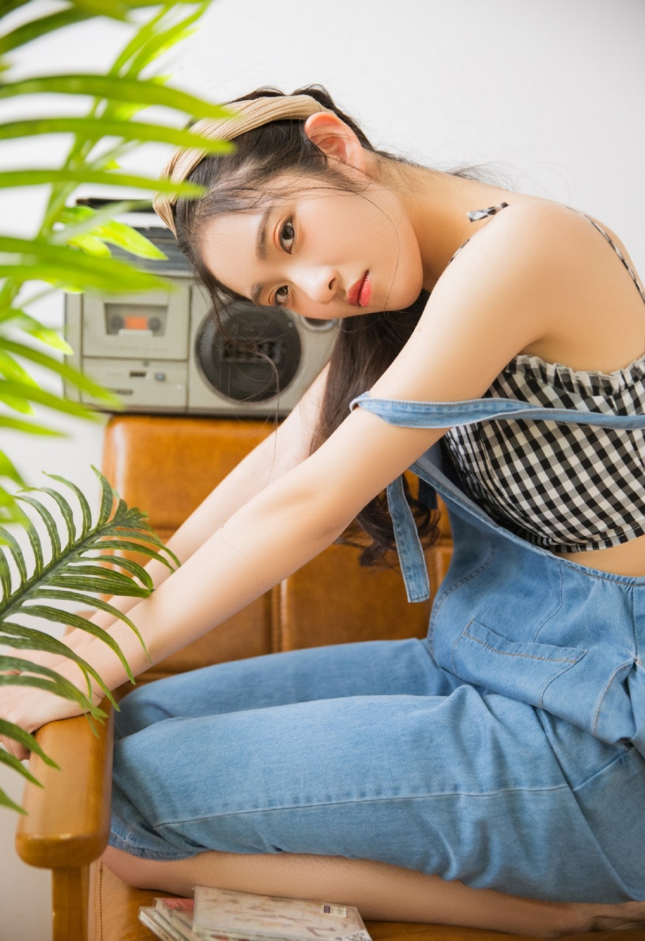 森女系美女低扎马尾牛仔背带裤长相端庄小清新气质图片
