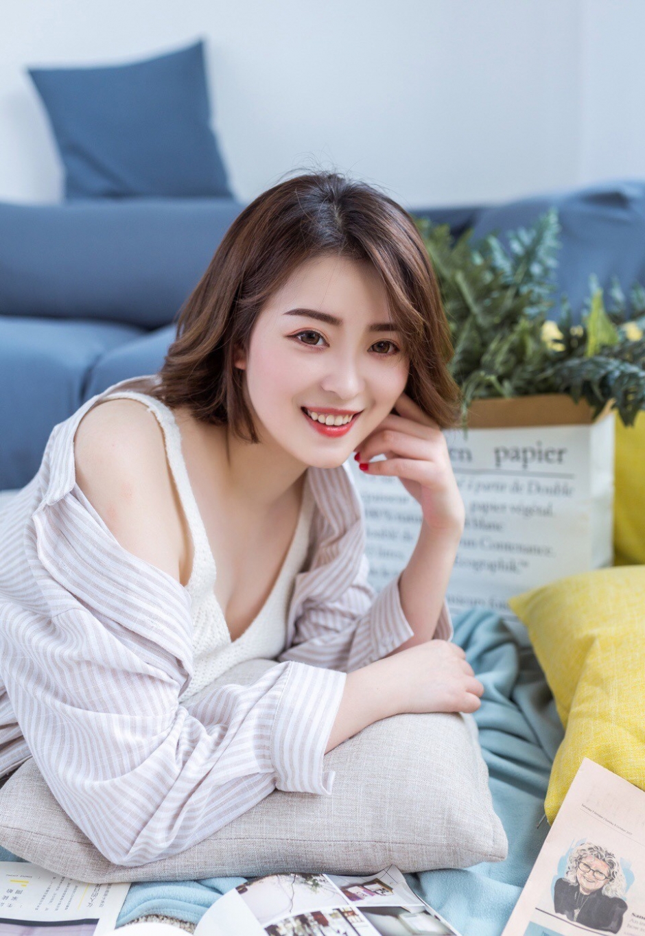 极品红唇少妇魅惑笑容衣肩滑落白嫩酥胸美腿魅力写真图片