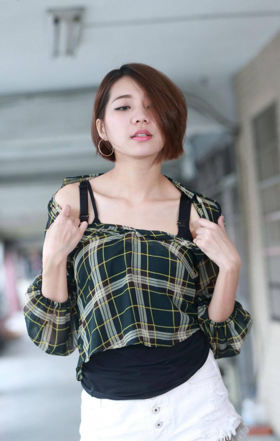 表情销魂美女透视吊带装露香肩锁骨高挑身材秀大长腿图片