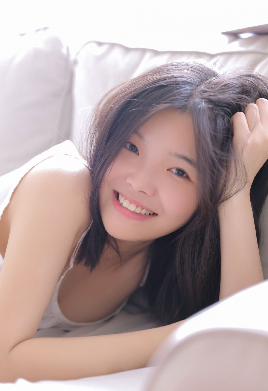 日系小清新美女白嫩香肩迷人长腿沙发情趣写真图片