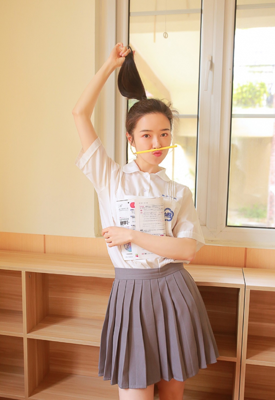 椭圆嫩脸教室美女学生灰色校服清爽马尾辫嘟嘴搞怪图片