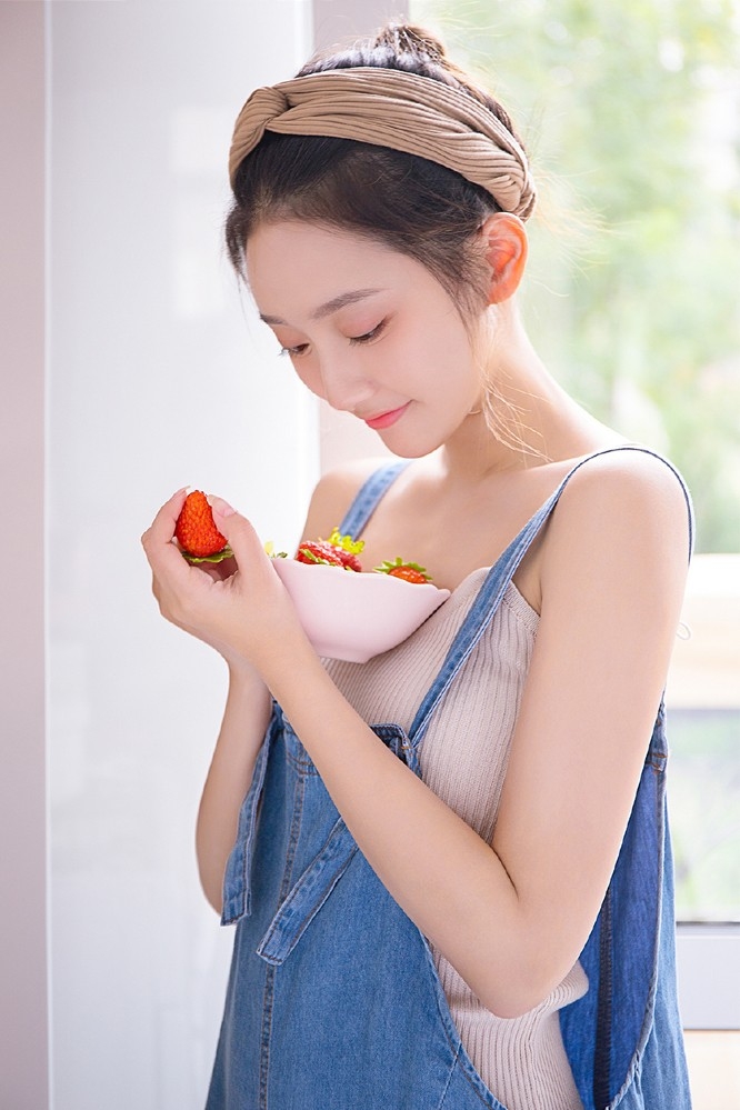 精致麻花辫小清新美女秀气面容牛仔背带裤享受美食图片
