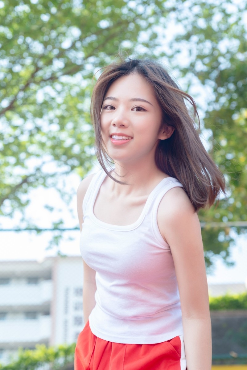 早安少女娇羞甜笑休闲运动服动作灵活阳光下健身写真图片