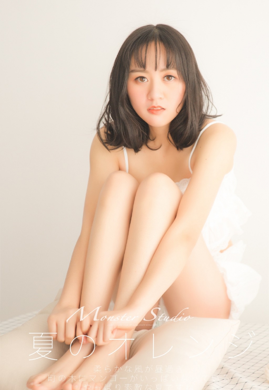 短发美女吊带短裤白嫩美乳光滑长腿床上写真图片