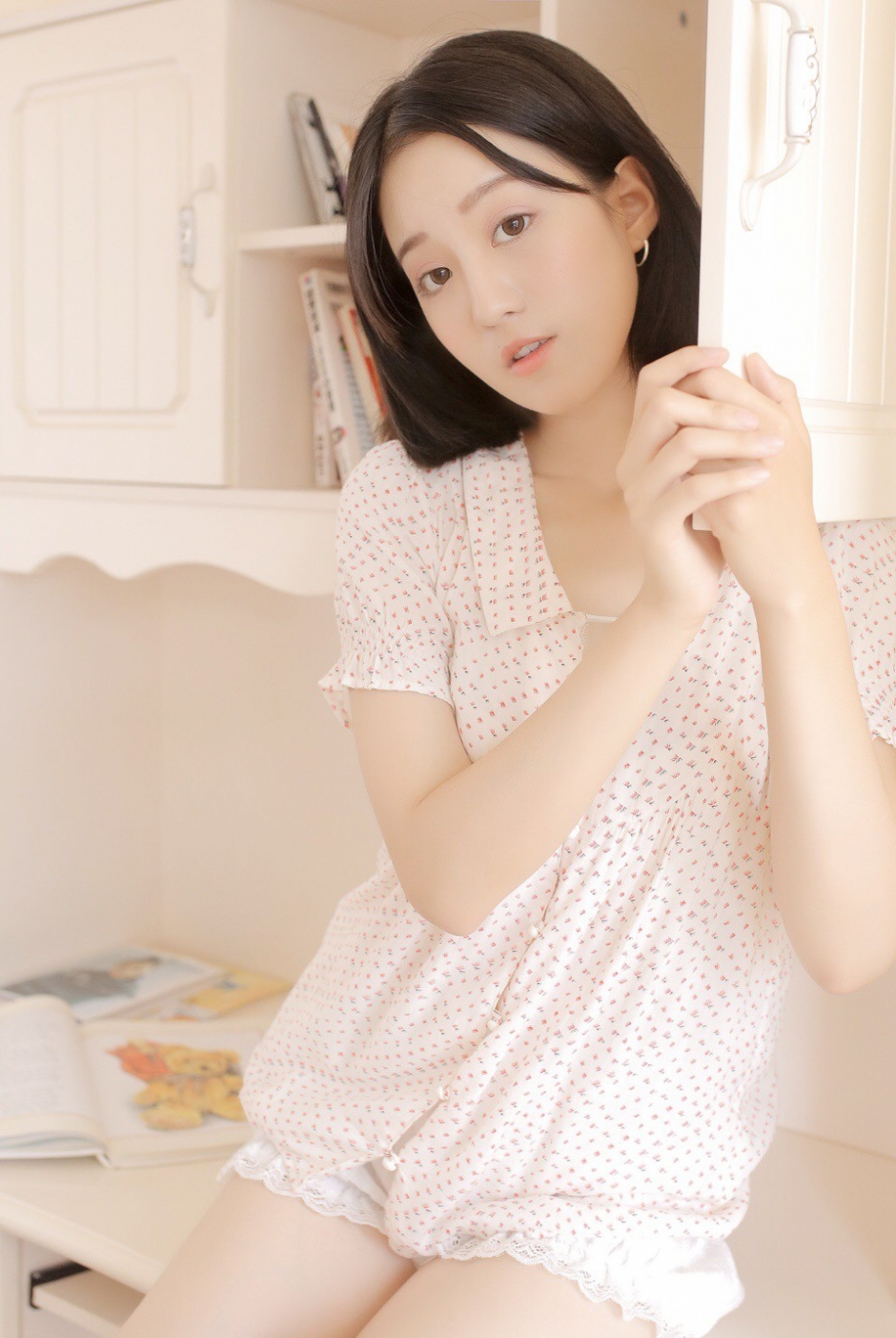 温柔气质少女纯净面容碎花衣搭短裤皮肤白到发光图片