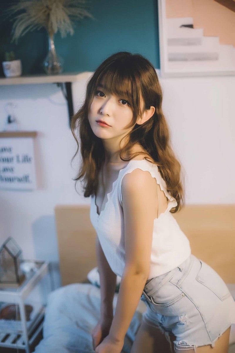 娃娃脸美女萝莉秀气五官牛仔热裤背心四肢修长写真图片