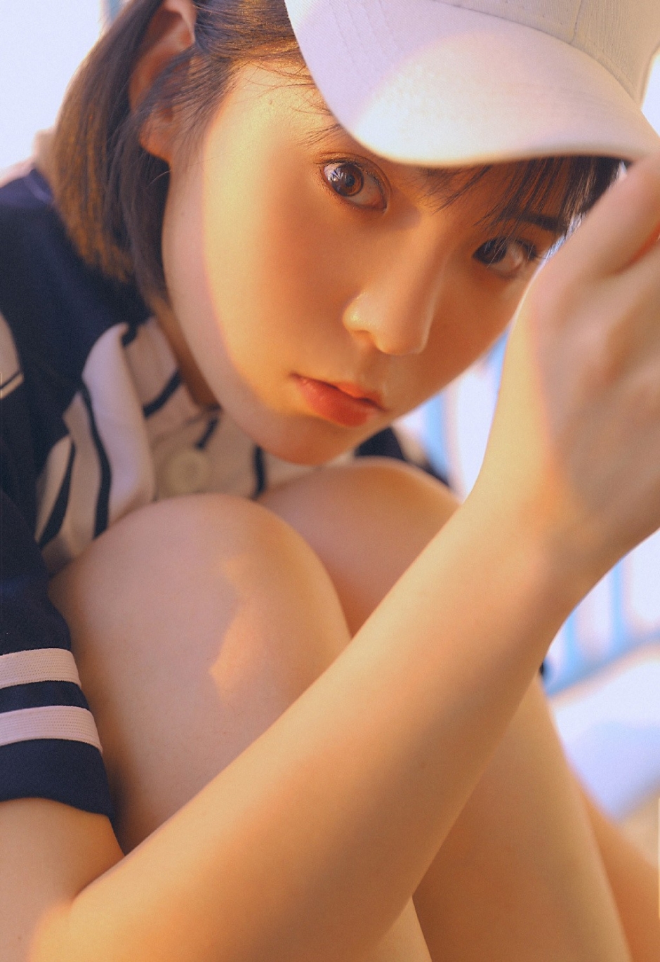 俏皮短发棒球帽少女休闲运动服眼睛有神皮肤细腻图片