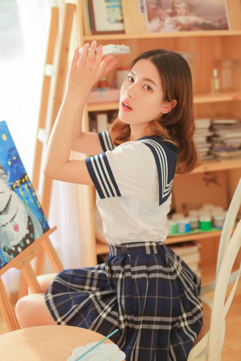 标志鹅蛋脸画室美女笑容甜美日系风制服秀少女身材图片