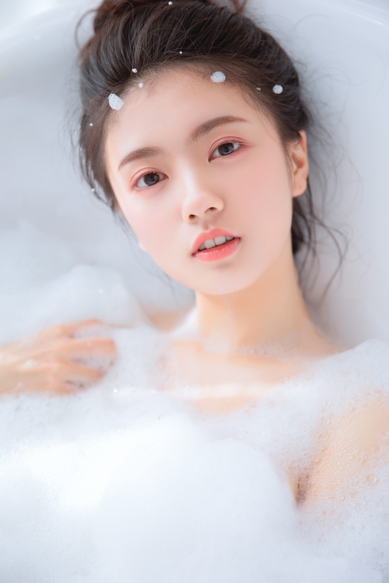 泡泡浴丸子头美女面若桃红甜美微笑浴缸湿身美肌写真图片
