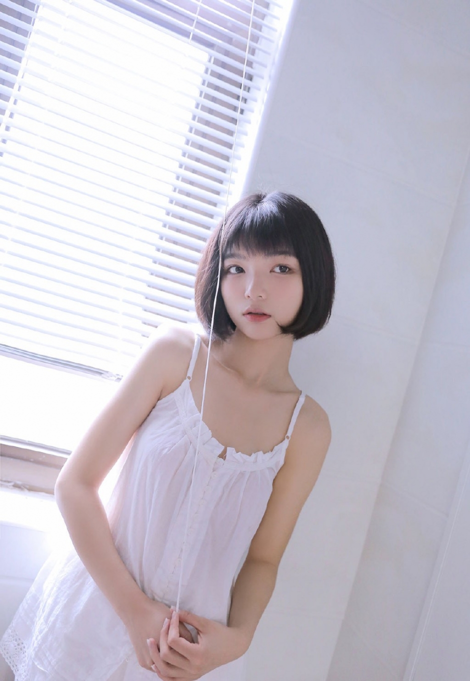 吊带浴室美少女清爽短发浓眉大眼雪肤玉肌小清新写真图片