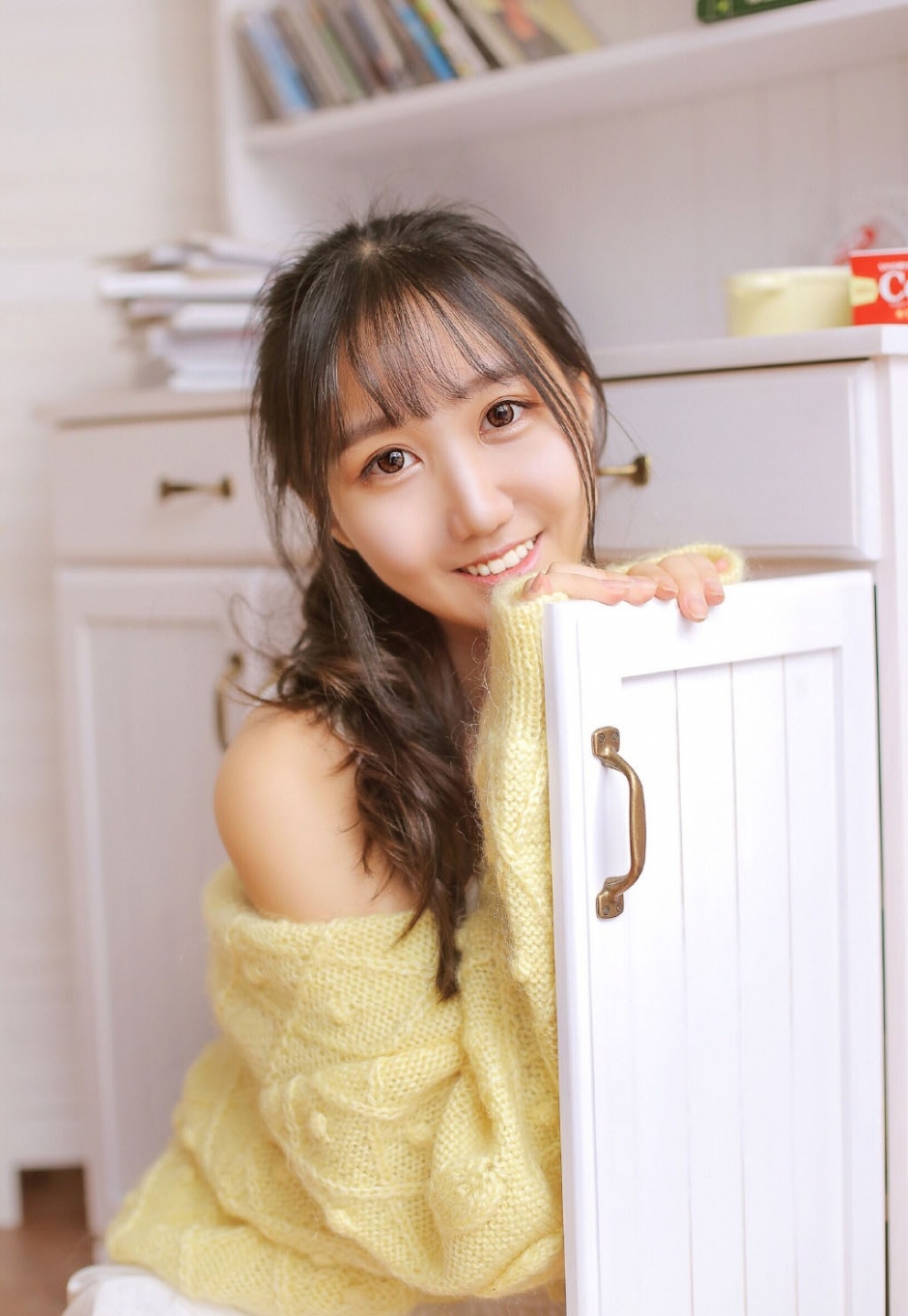 白嫩脸蛋美少女露齿甜笑吊带针织衫白丝美腿私房写真图片