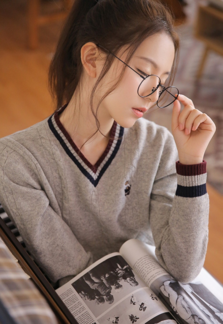 钢琴少女高束马尾灰色毛衣牛仔热裤秀纤细双腿私房图片