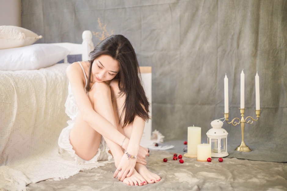 红色指甲油床上美女蕾丝睡衣露香肩美腿迷人笑容图片
