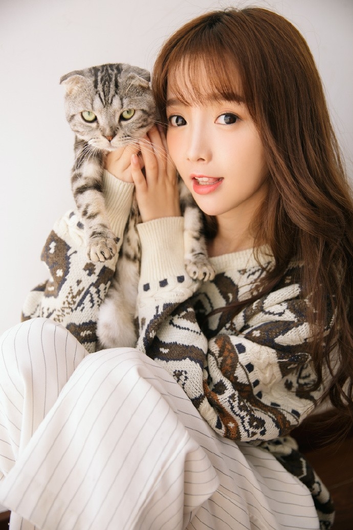 大波浪卷发宅男女神印花毛衣裙展苗条身材白嫩脸蛋图片