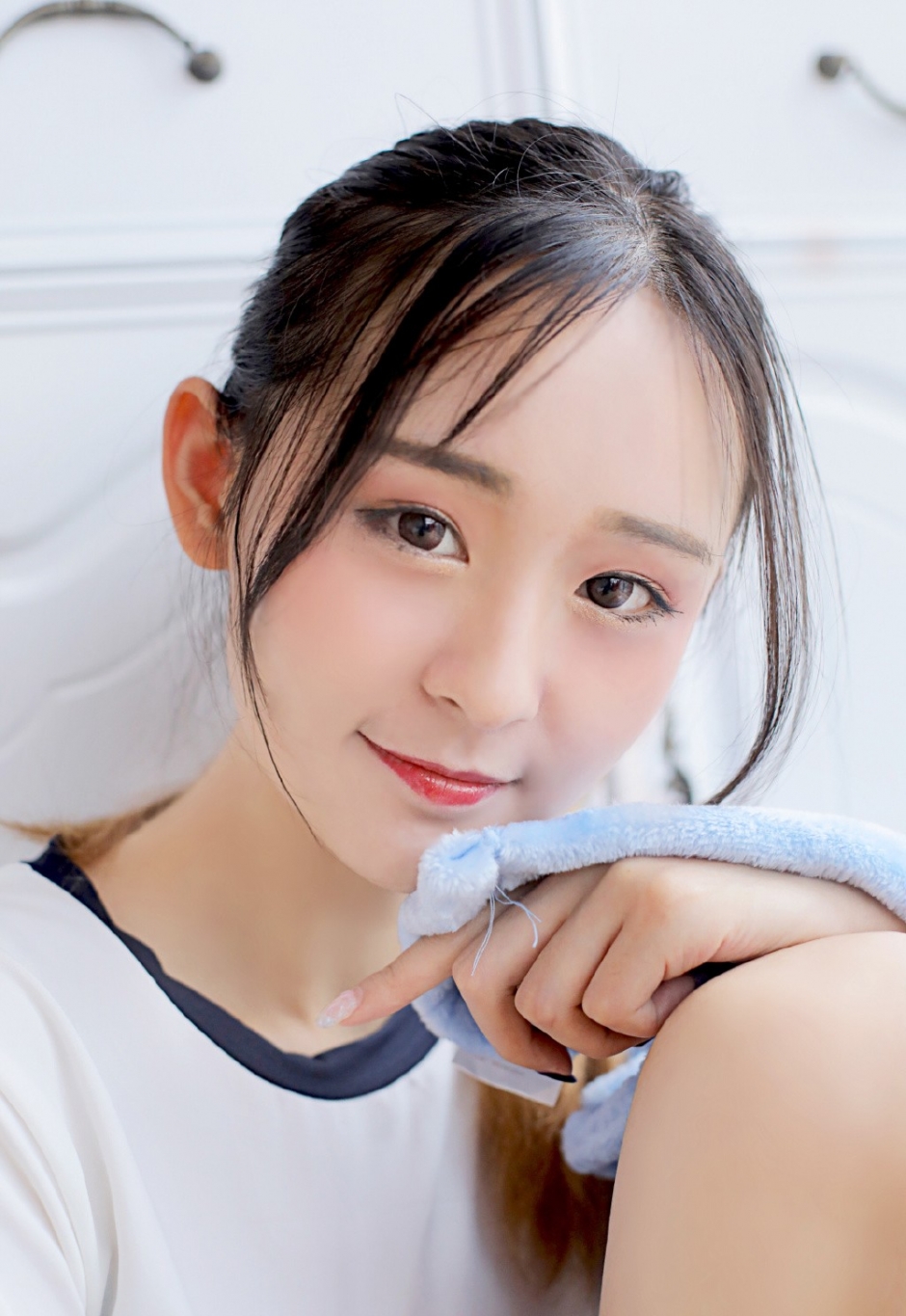 白嫩高马尾美少女水灵大眼运动服短裤白丝长腿居家写真图片