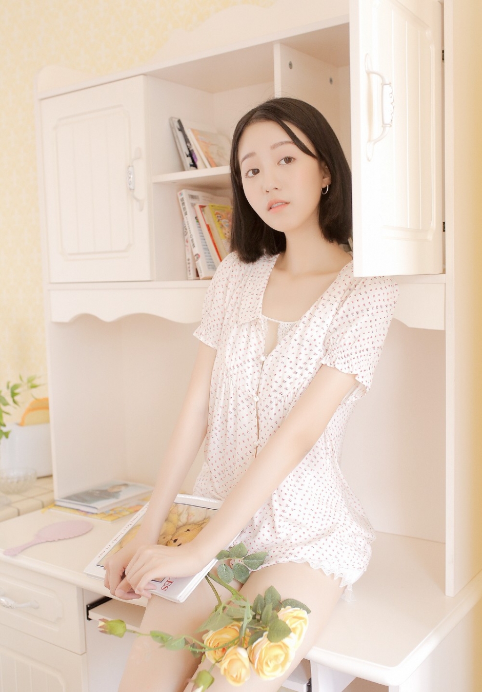 温柔气质少女纯净面容碎花衣搭短裤皮肤白到发光图片