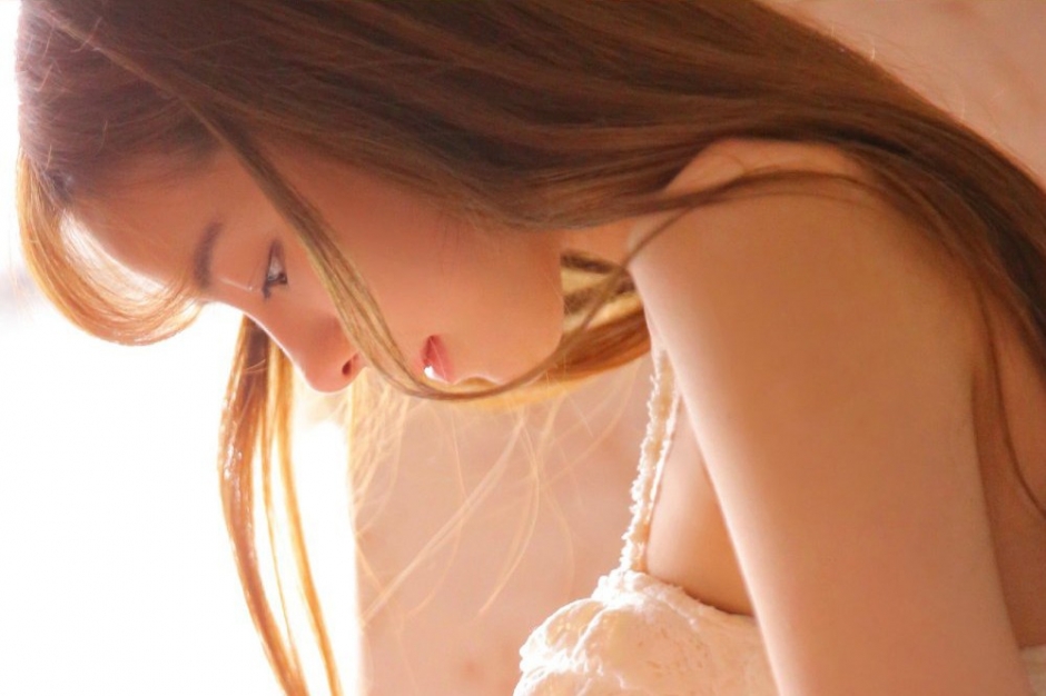 纯情少女穿吊带小背心露浅乳沟黄色长发女神级私房照片