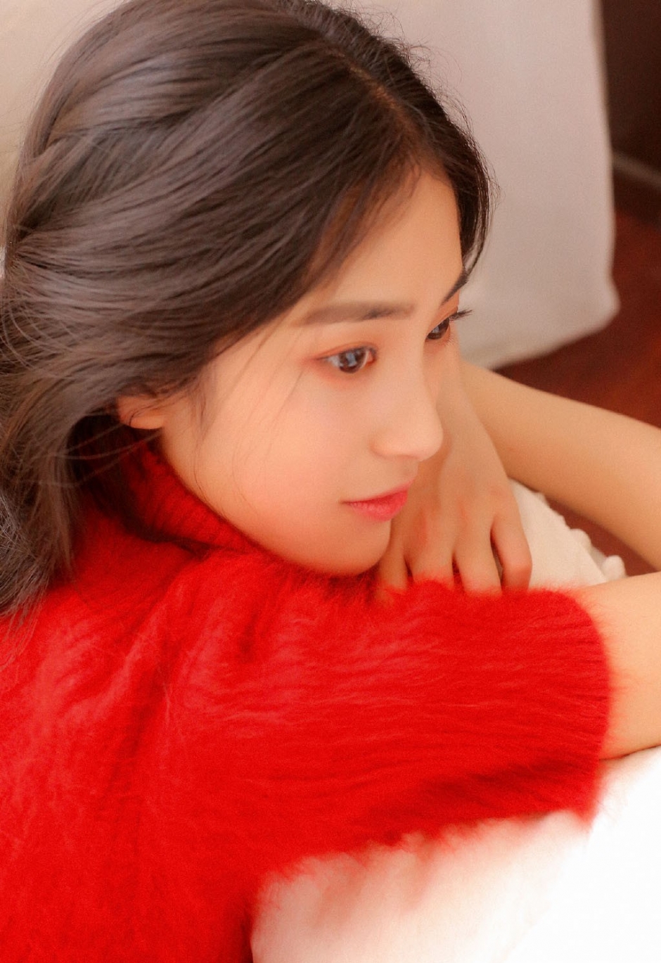 麻花辫美少女红色毛衣蕾丝短裤丝袜美腿居家写真图片