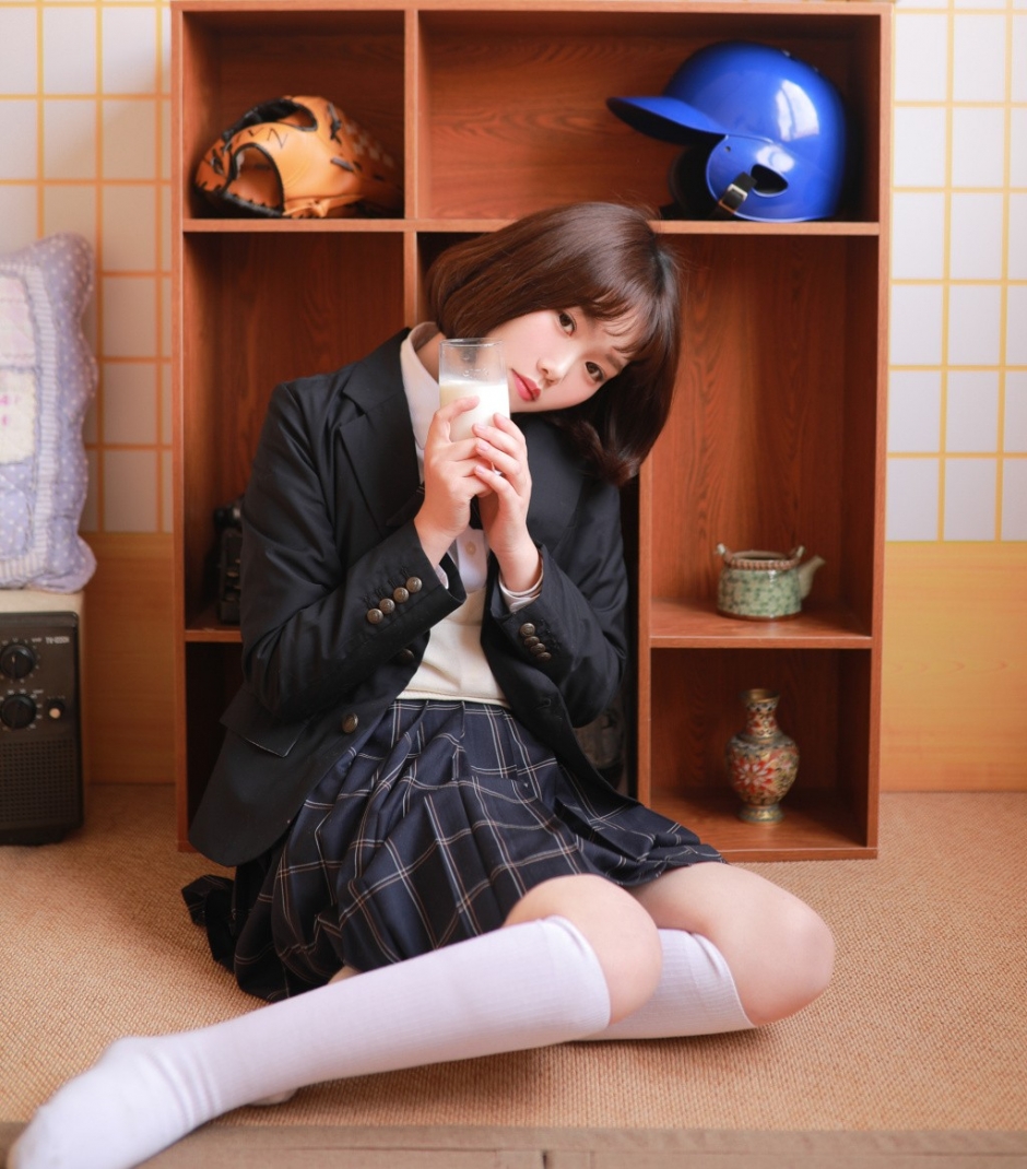 肉嘟嘟脸蛋学院风制服美女高中生波波头发型白丝美腿写真
