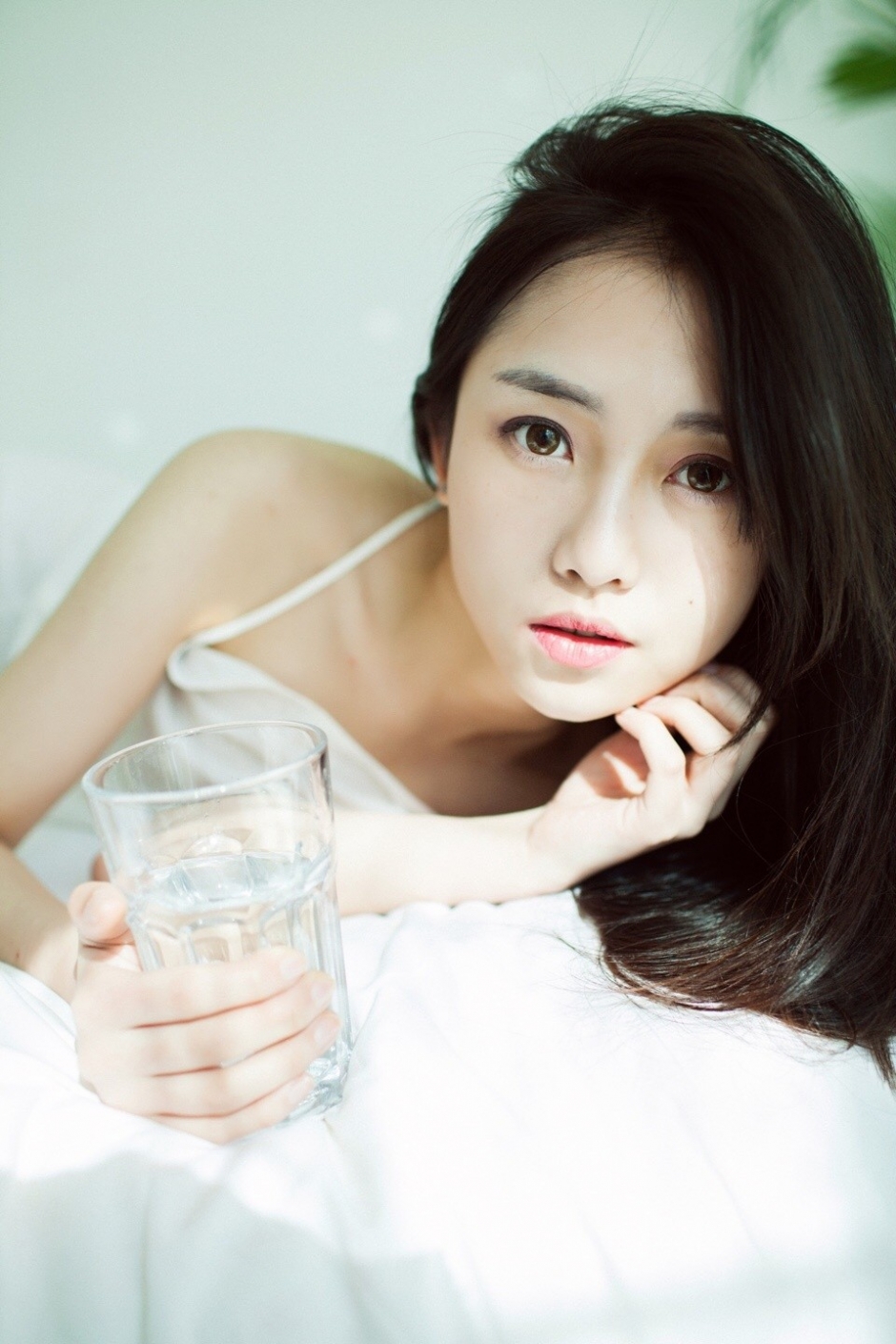 早安少女海藻长发白色吊带睡裙目光涣散神情慵懒图片