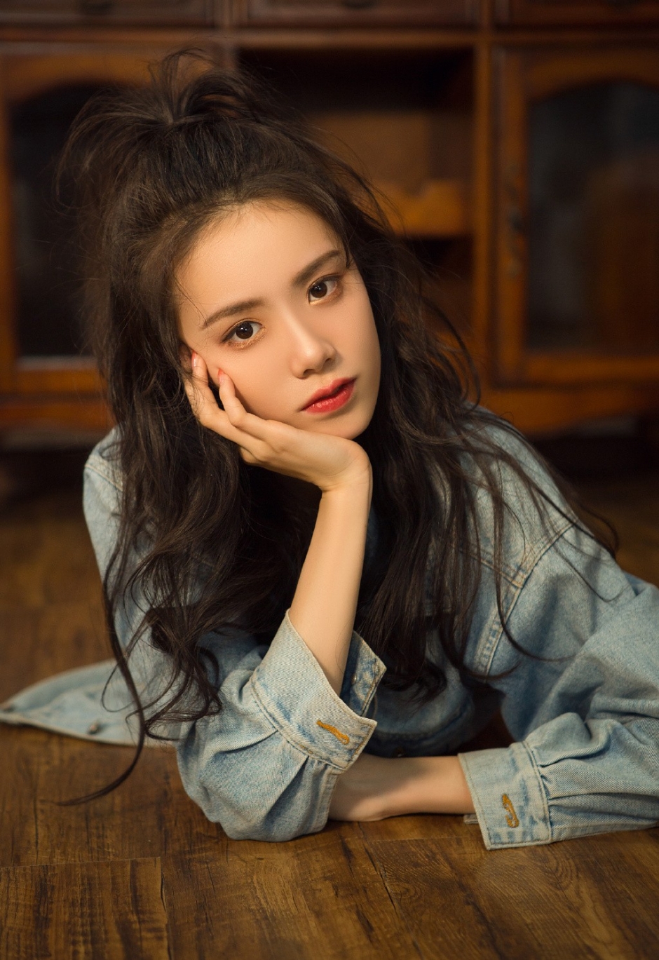 小蛮腰居家红唇美女牛仔热裤柔嫩美腿小露香肩火辣身材写真