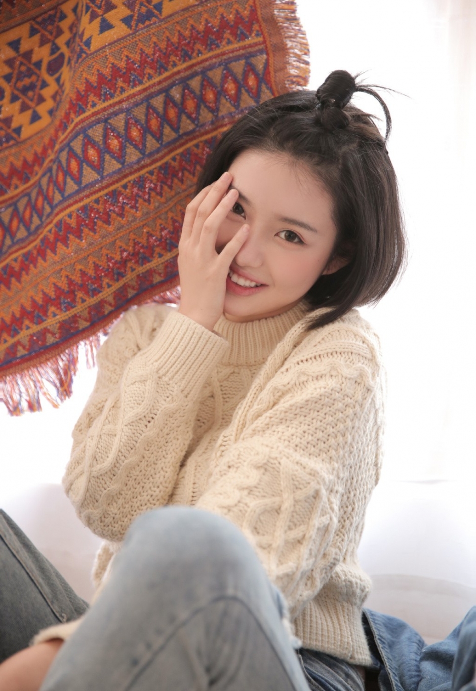 居家可爱苹果头美女毛衣牛仔裤水灵大眼表情丰富写真图片