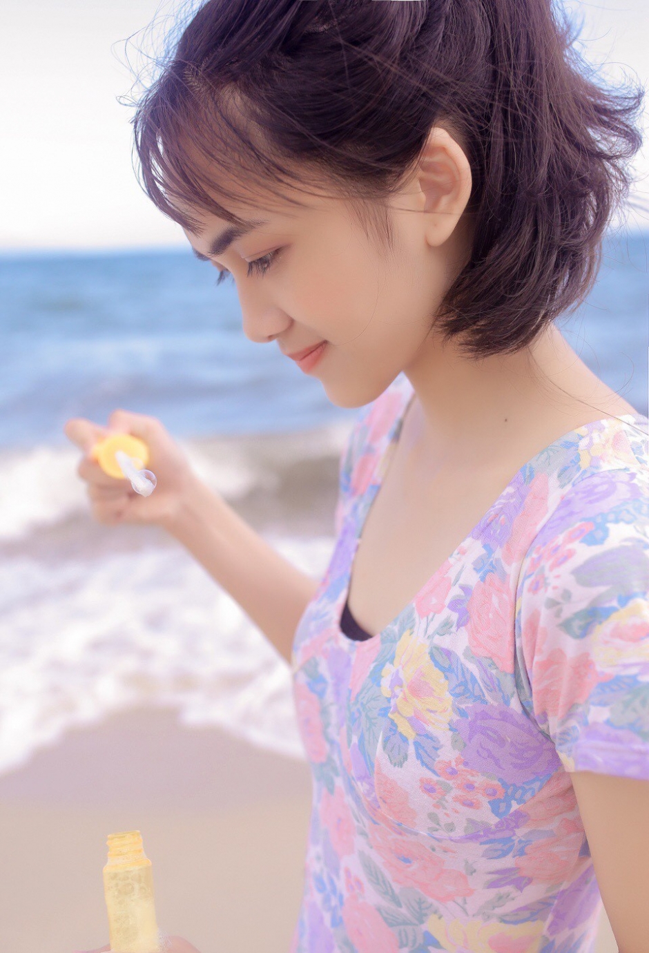 清凉高马尾美女碎花连体泳衣露白嫩长腿沙滩嬉戏写真图片
