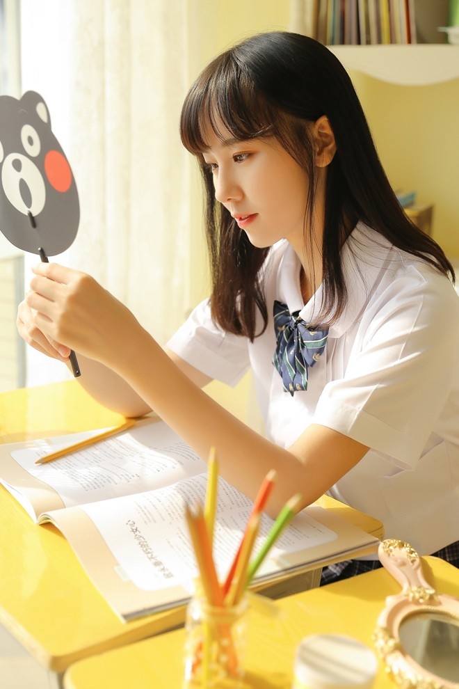 白衬衣学生妹眉眼秀气超短裙白丝美腿室内作画养眼图片