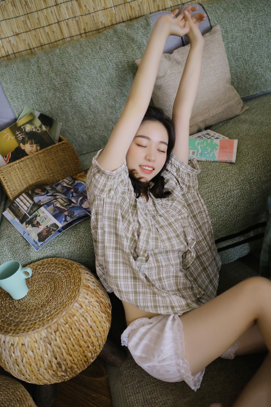 苹果头发型美眉唇红齿白托腮眨眼嘴角上扬伸展懒腰图片