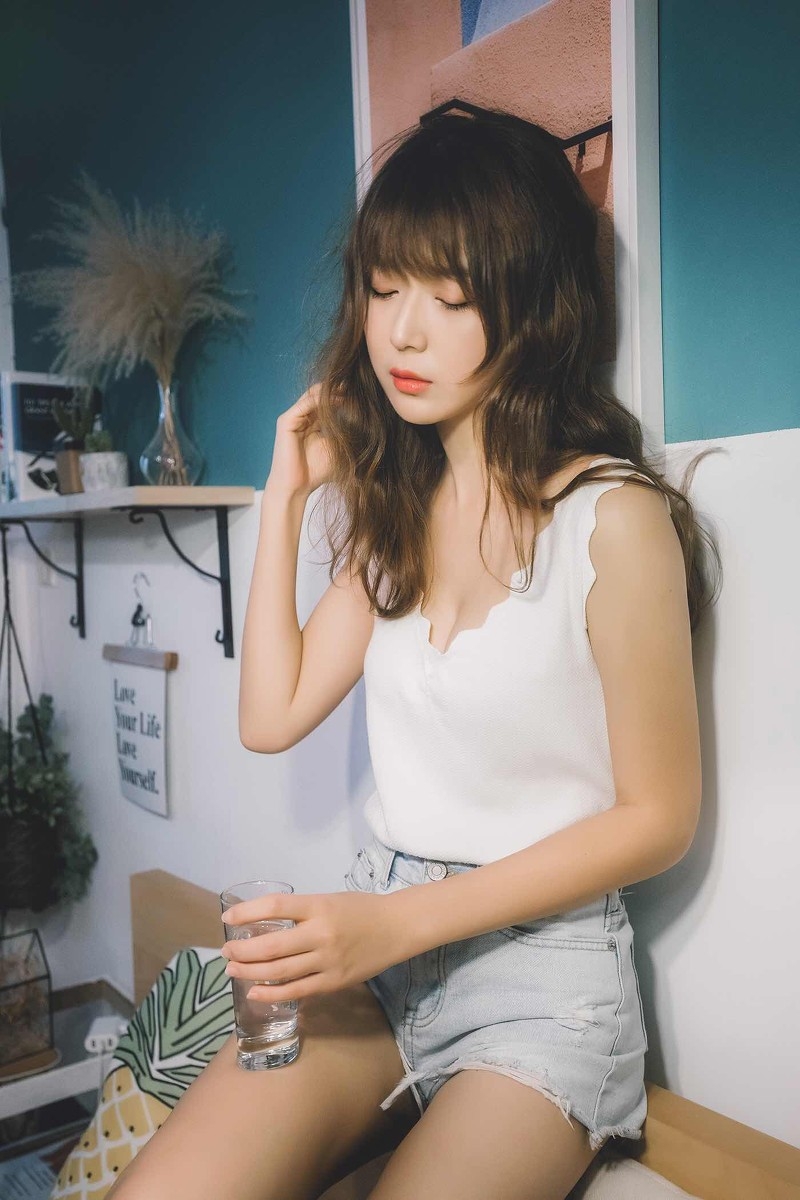 娃娃脸美女萝莉秀气五官牛仔热裤背心四肢修长写真图片