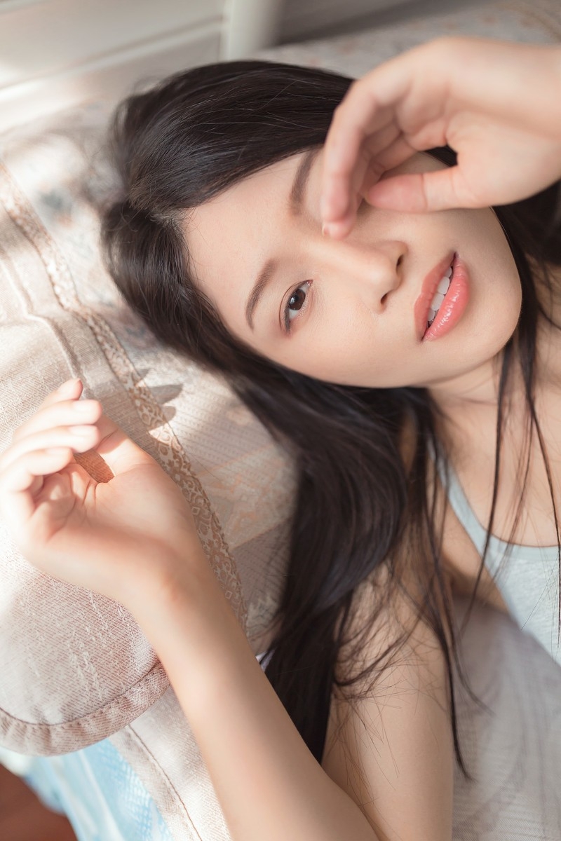 乌黑秀发美女蓝色吊带运动短裤微风拂面眨眼甜笑写真