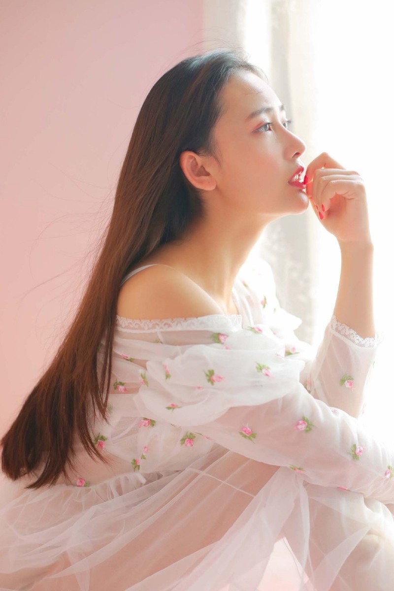 薄纱遮玉体大胸美眉美乳圆润有弹性红唇点睛诱惑写真