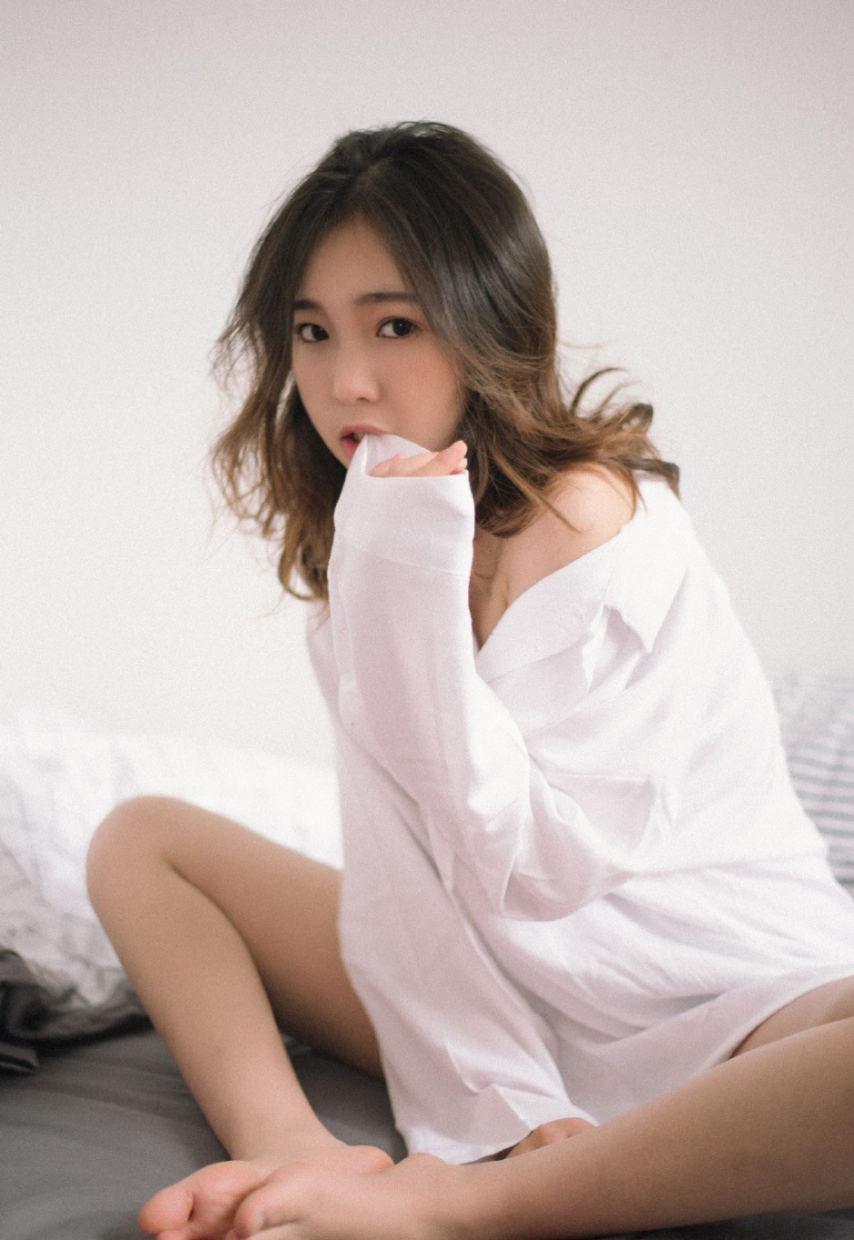 早安美女凌乱碎发衬衣半裸大秀白嫩筷子腿调皮赖床图片