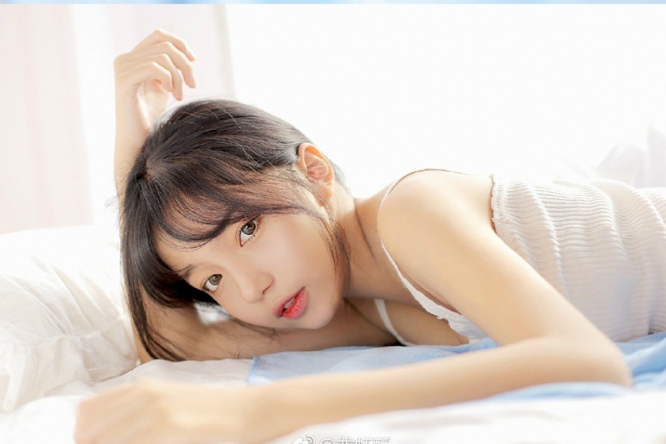 楚楚动人少女穿贴身吊带衣显胸大迷人眉眼令人神魂颠倒