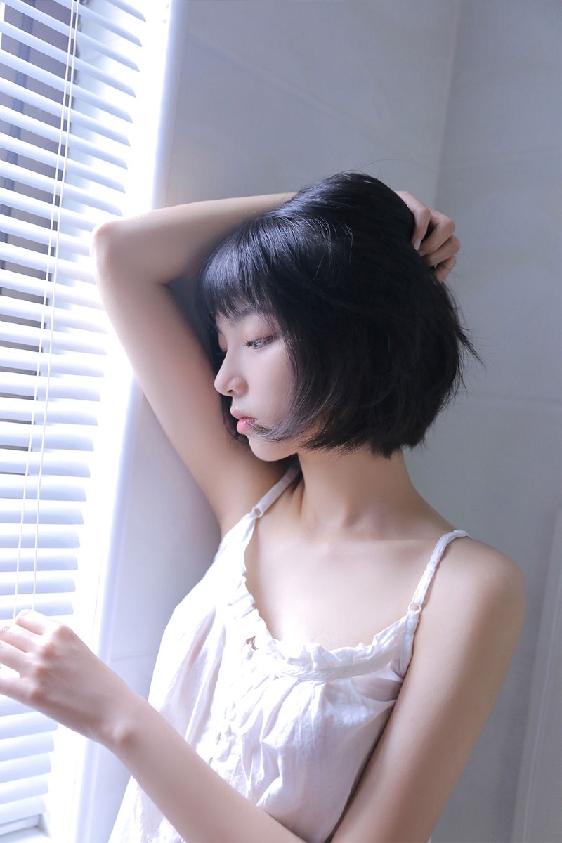 吊带浴室美少女清爽短发浓眉大眼雪肤玉肌小清新写真图片