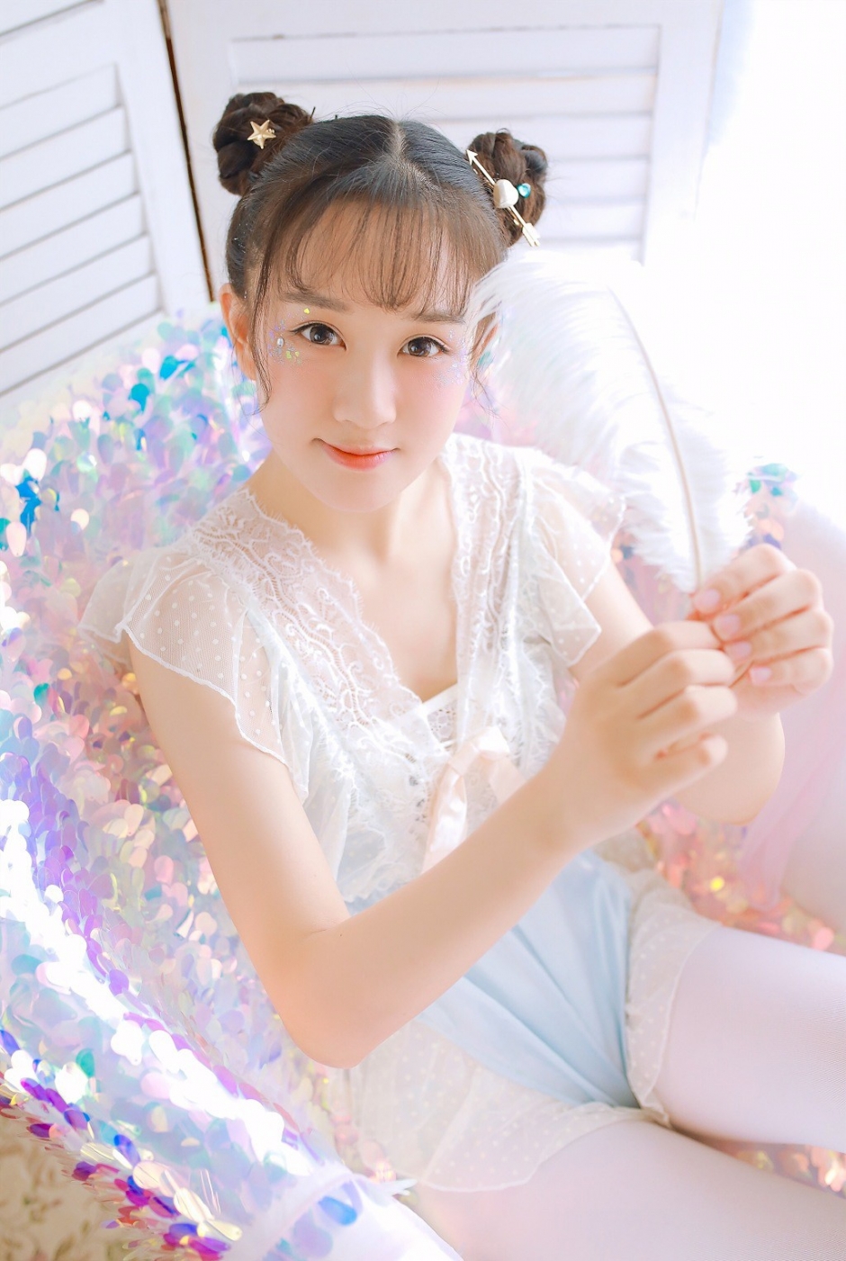 白丝长腿丸子头美女粉嫩脸蛋搞怪表情浴缸嬉戏写真图片