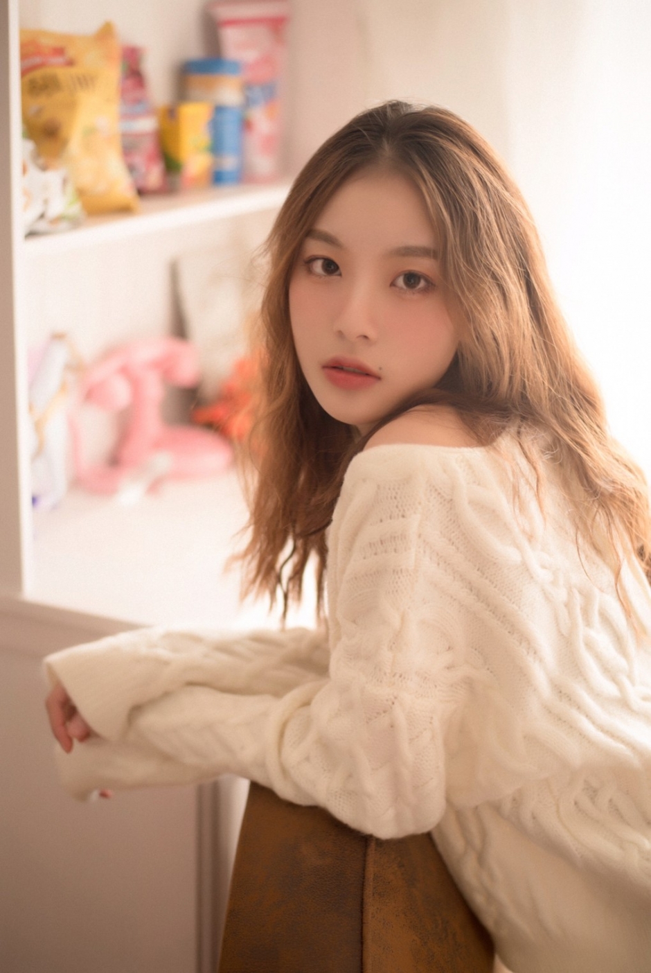 白净皮肤早安少女纯白毛衣超短裤脸颊泛红忧郁气质图片