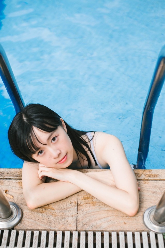 蓝色死水库泳衣美女白瓷肌肤吹弹可破泳池湿身戏水图片