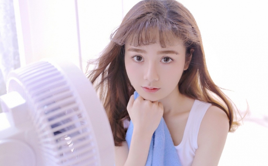 早安美少女棕色小卷毛皮肤白里透红床上舒展手脚图片